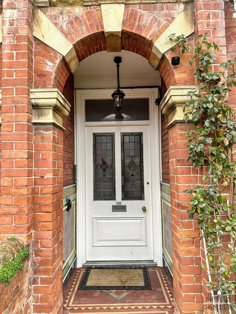 3 Bedroom Flat - Garden. Arlington Road in Eastbourne,  31